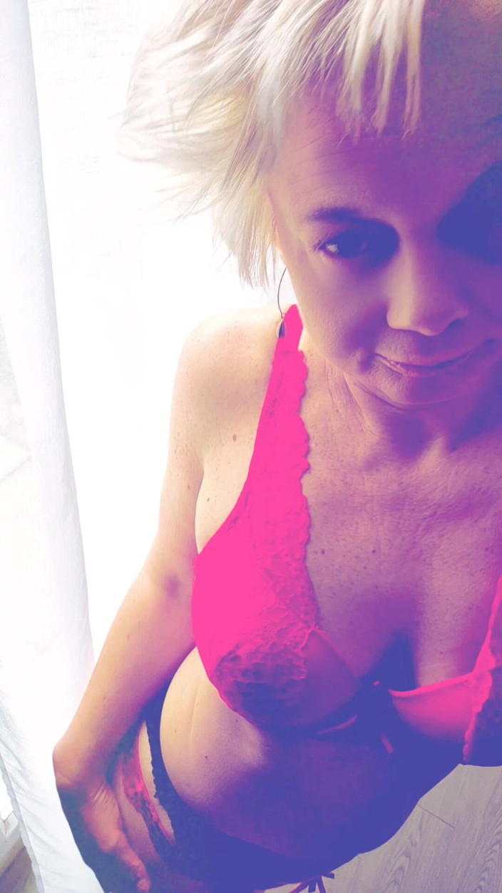 Sofy13: Seksi dalam merah dan hitam