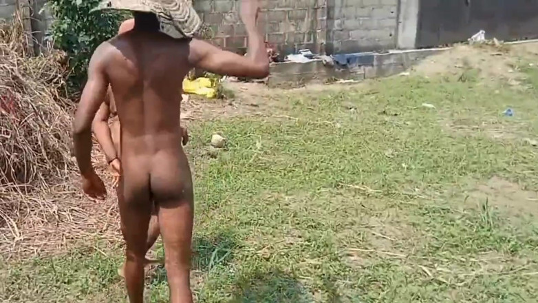 Fukalistik: Adam et Eve baisent un village en plein air