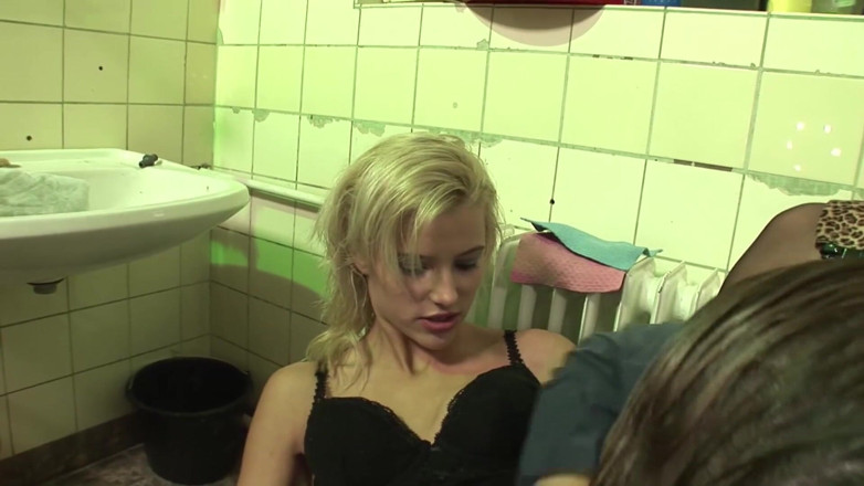 Kinky Angels: Une blonde vêtue de bas sexy se fait sodomiser