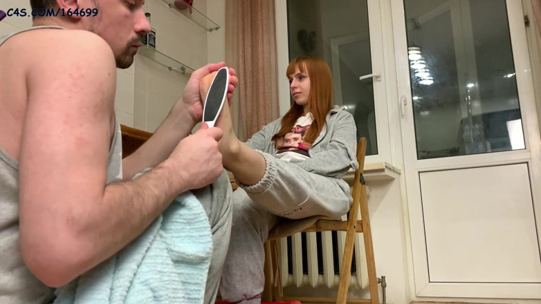 Petite Princesses Femdom: Amateur, vraie servitude des pieds femdom - nettoie la poussière des...