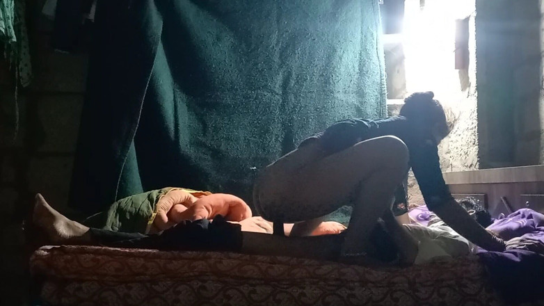 Village sexy couple Video: Casal fofo romance e sexo no quarto Casal do interior...