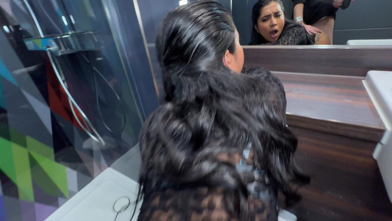 Yasmina Khan: Danny D mi ha scopato nei bagni pubblici
