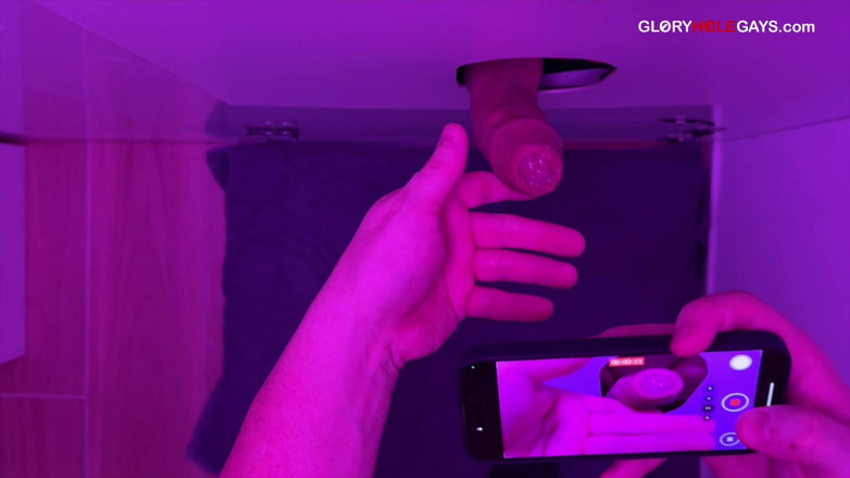 GLORYHOLEGAYS: 23-jährige It-Nerd schleicht sich nach der arbeit rein - und wird...