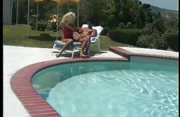 Perfect Porno: Enorme teta del salvavidas milf chupa y monta la polla...
