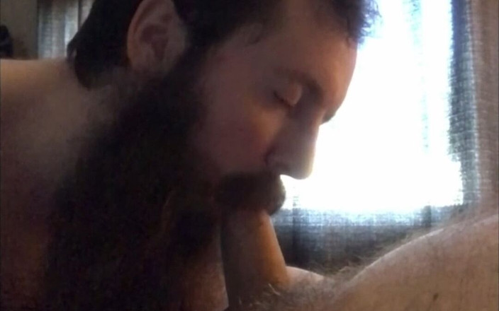 FuzzyBeardBoy: Хлопець смокче член свого тата, коли вдома один.