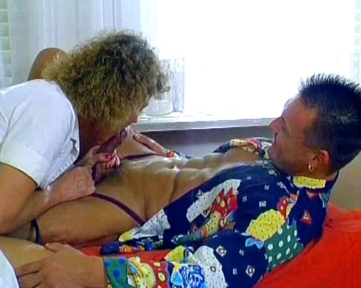 Busty German Sluts: Asistentă germană țâțoasă plesing ar fi pacient