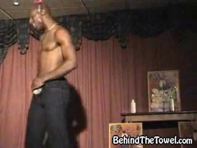 Behind The Towel: Une nuit de folie avec un danseur sexy
