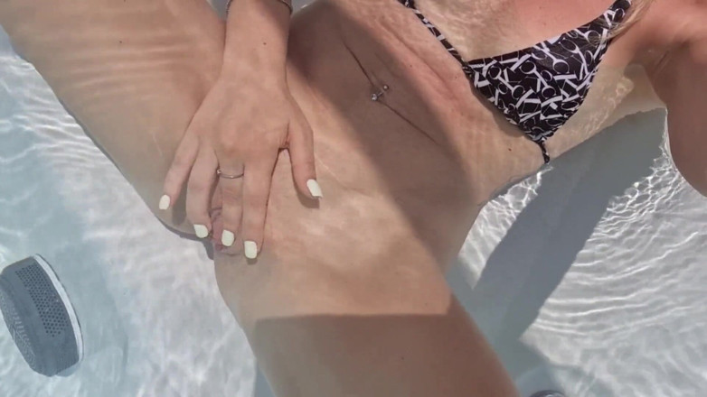 TheloveStory: Masturbare în jacuzzi în aer liber orgasm umed