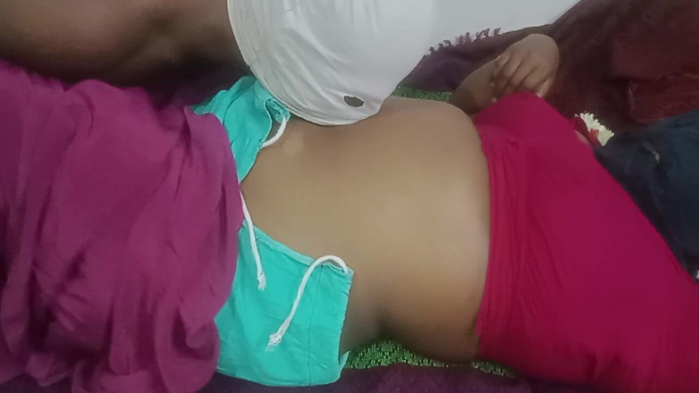 Santhi89: Une femme au foyer tamoule à forte poitrine se fait baiser