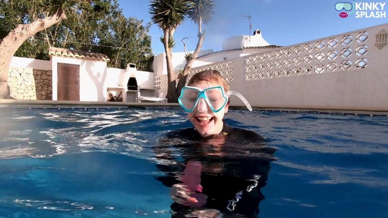 UKCuteGirl Lucy Lauren: Wetsuit onderwater dildo pijpbeurt - neopreen gemaskerde zuigslet