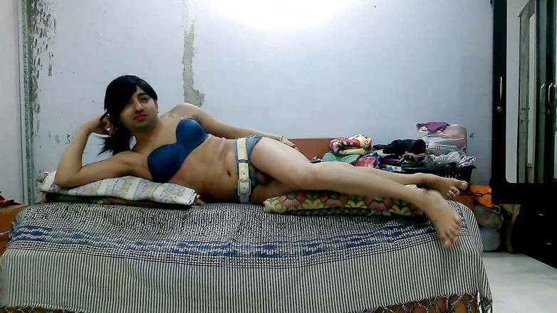 Cute & Nude Crossdresser: Transsexuală dulce efeminată Femboy Sweet Lollipop cu bikini din denim...