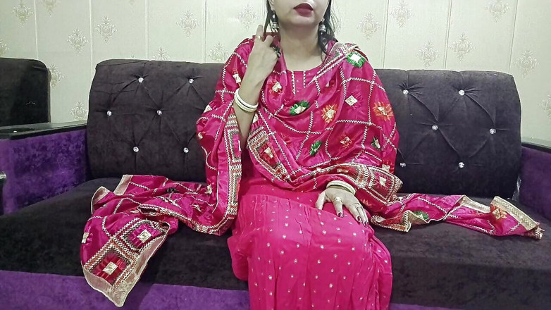 Saarabhabhi6: Histoire de sexe coquine, une Indienne sexy se fait baiser...