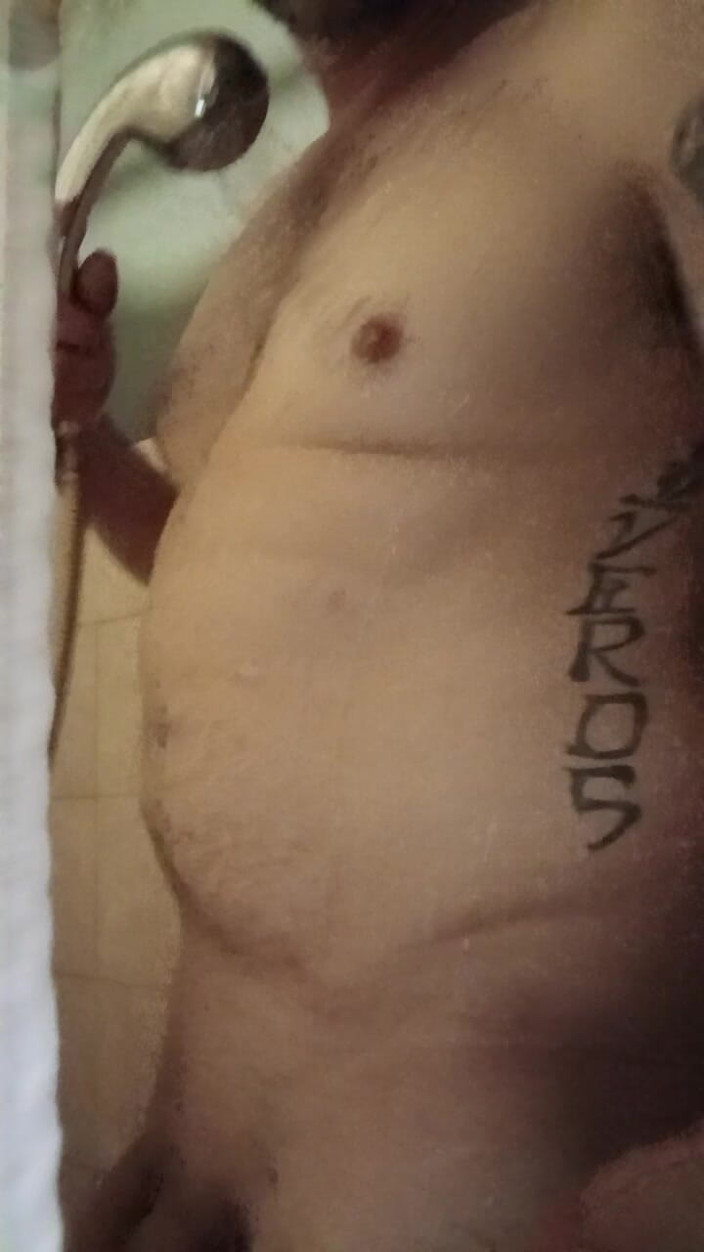 Putona rica: Masturbându-se în baie