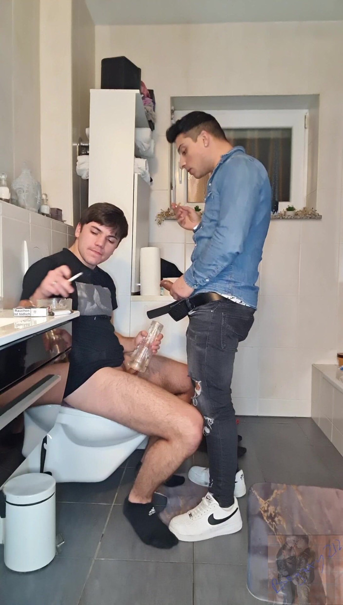 boyzxy212: Gay zábava v koupelně: 2 ptáci a 2 výstřiky v baterce