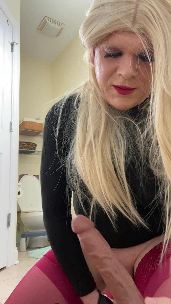 MadisonCD2025: Sürtük kadın kılıklı travesti orta yaşlı seksi üvey annesine bir adamın...
