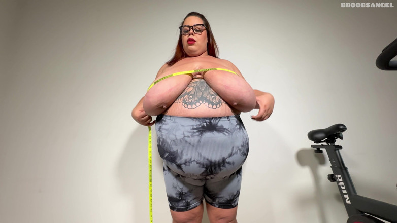 bboobsangel: 체육관에서 벌거벗은 운동