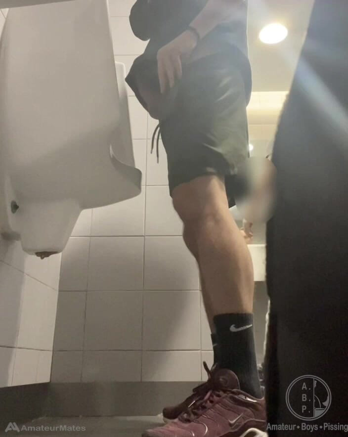 AmateurBoysPissing: 2 cowok berondong pakai sepatu kenegaraan lagi bersenang-senang di urinoir...