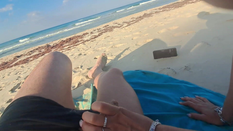 LauraOnHeels: MILF chupa una polla con semen tragándose en la playa...