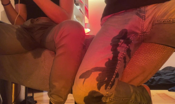 AmateurBoysPissing: 2 amatérští spolubydlící smáčejí kalhoty na kameru pro následovníka