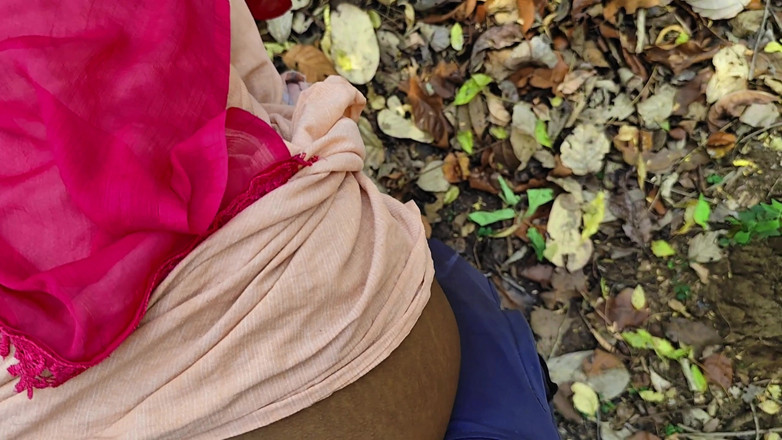 Ankush raj: Ritika était partie se promener dans la forêt pour battre le...