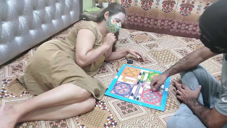 Pakistani CoupleX: Une demi-sœur indienne desi jouait à un jeu de Ludo, mais à...