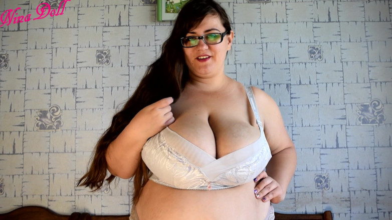 Nina Doll: Ma belle-mère a besoin de mon garçon dans ce décolleté