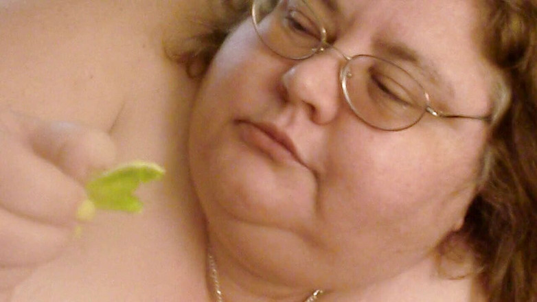 BBW nurse Vicki adventures with friends: Une SSBBW nue mange un mini-hamburger pour vous en taquinant...