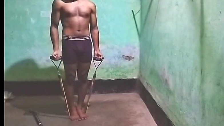 Desi Tits: Молодой индийский член паренька после спортзала