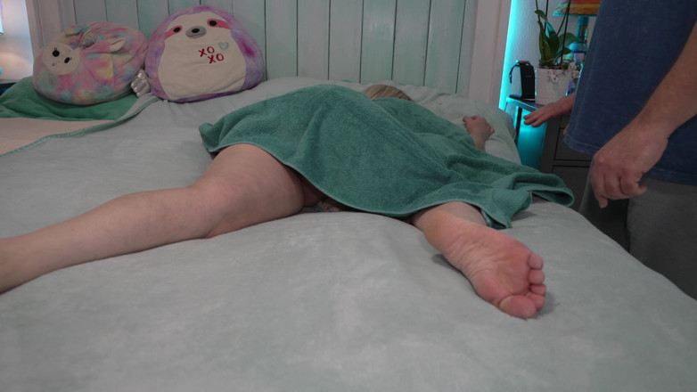 TabithaXXX: Une belle-mère reçoit un massage avec fin heureuse par son...