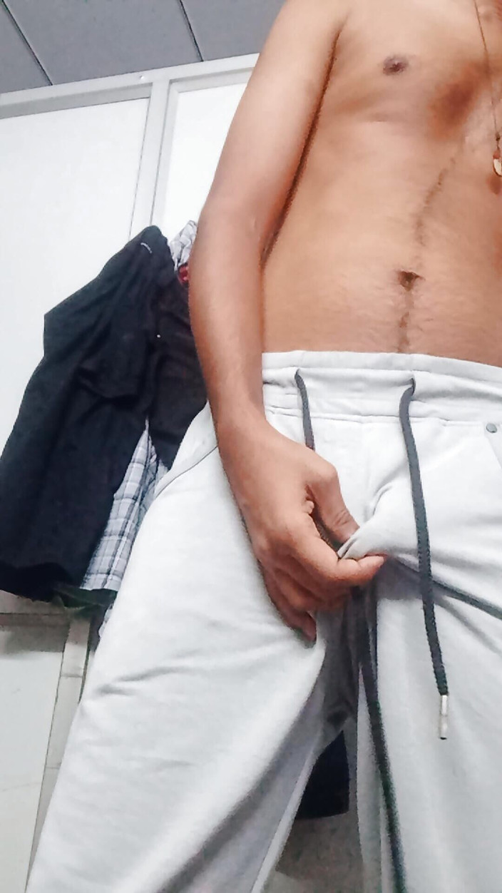 sexy_series: Pohledný muž honí šaty ve spodním prádle