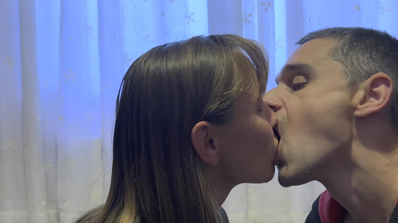 Wamgirlx: Kyssar, snoggar och tungor med ett glas vatten!