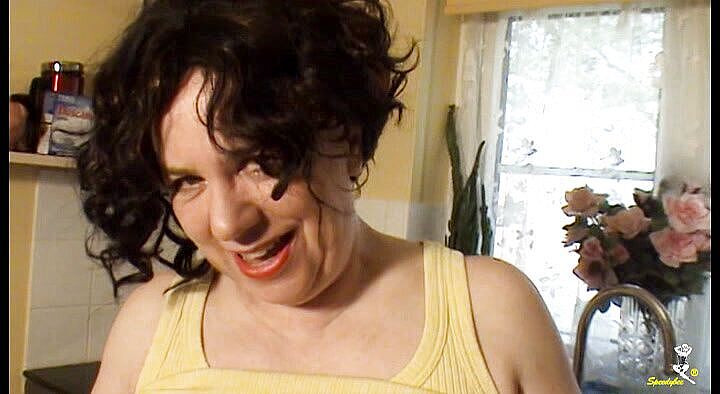Dirty Doctors Clips: Tatie Trisha pisse dans la cuisine
