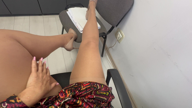 Step Mommy: Une belle-mère sexy et élégante exhibe ses jambes sexy en talons...