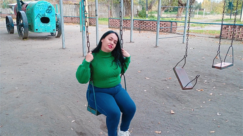 Kellyhotstepmom: Sallanmama yardım edebilir misin bebeğim? Beni arkadan daha sert it