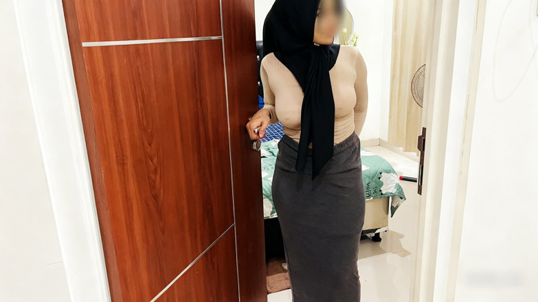 Nadalyne: Il grassoccio hijab della mia matrigna è molto seducente