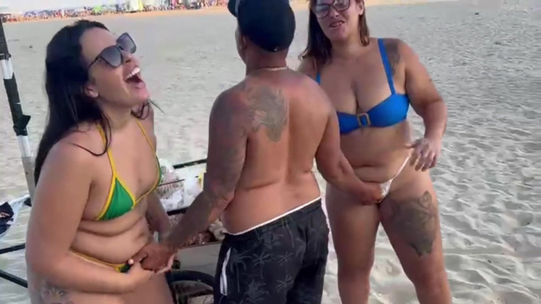 Lidi Ferrari: Il venditore di spiaggia in un pacchetto salato mangia le...