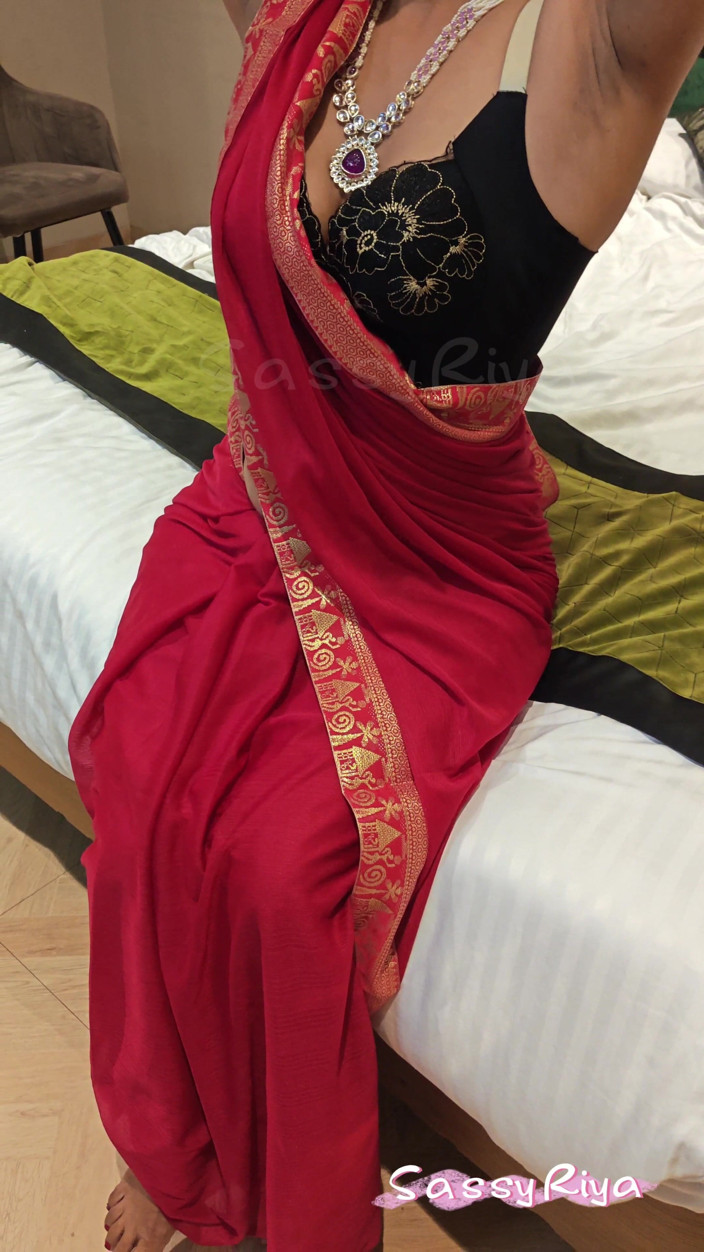 Sassy Riya: Sassy Riya memakai saare