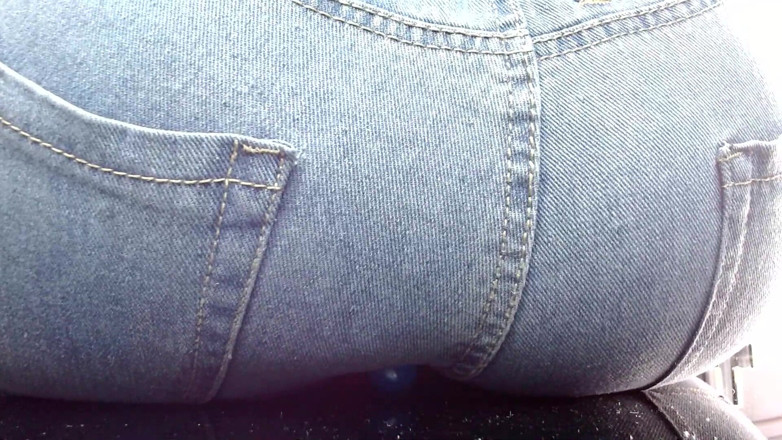 Maeling: Pantat dan celana jins denim diinjak-injak