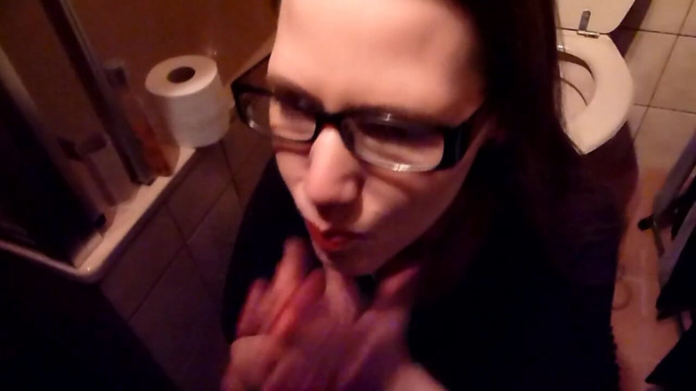 Viktoria Goo: Německá knihovnice s brýlemi použitá jako chcací děvka