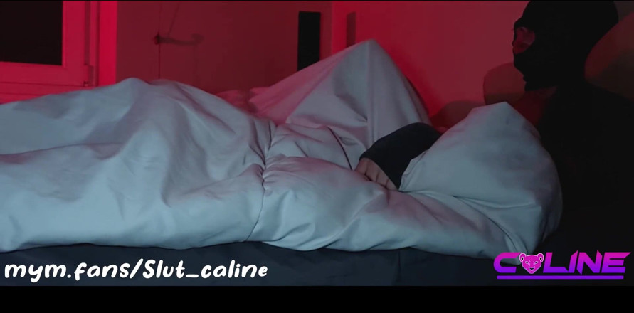 SlutCaline: J'essaye de me masturber tranquillement, mais j'échoue et je squirte...