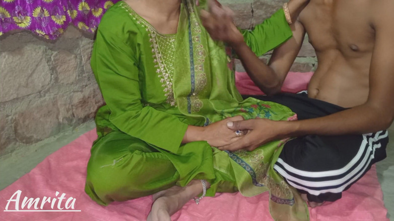 Amrita: Jija Saali 美丽的热辣女孩 amrita 第一次与继妹发生性关系，印地语音频印度性爱
