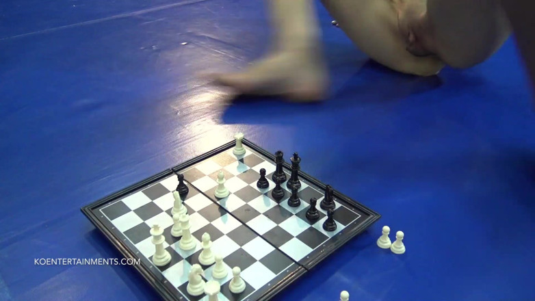 KO Entertainment: Bonnie Dolce vs Zsolt, lotta a scacchi