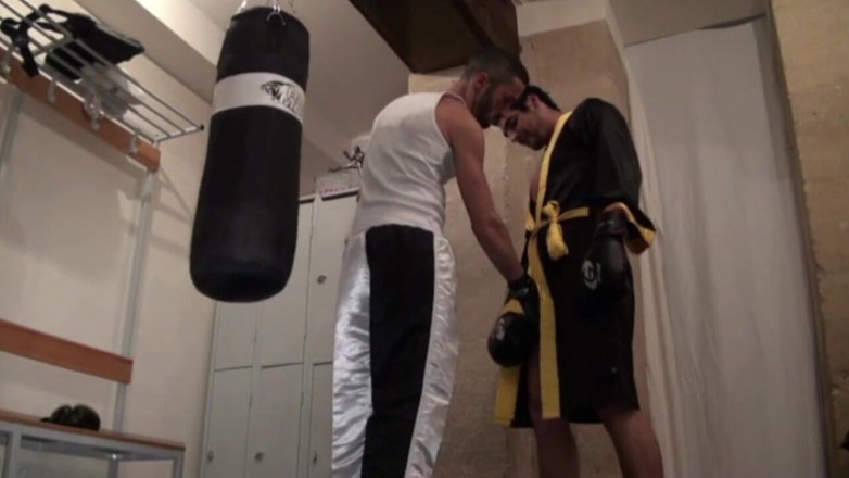Crunch Boy: Chupar hetero e foder um gay na sala de boxeadores...