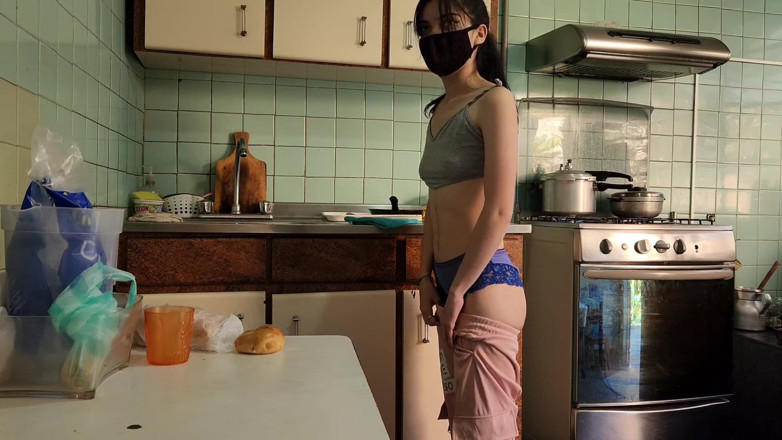Jopy sex: O servitoare sexy este futută de fiul vitreg al șefului ei în...