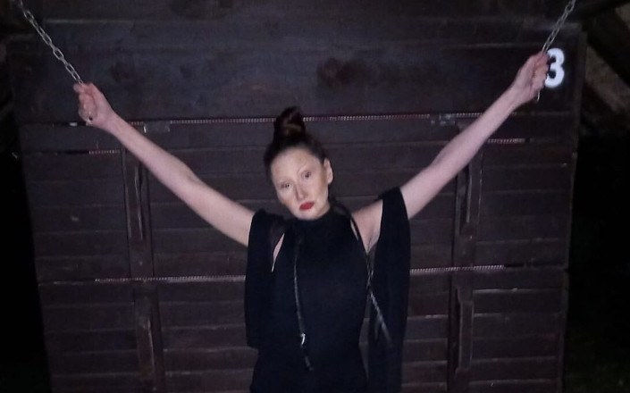 Dominatrix Redsonyja: डॉमीनेटरिक्स मामी