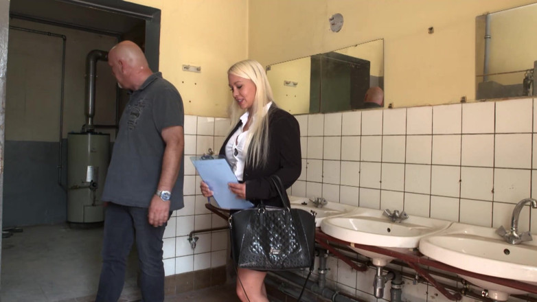 German Porn: Trio avec une ado à succès et une MILF