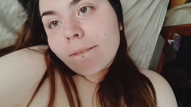 Chubby Sex Symbol: La ragazza bbw si masturba nella stanza della matrigna