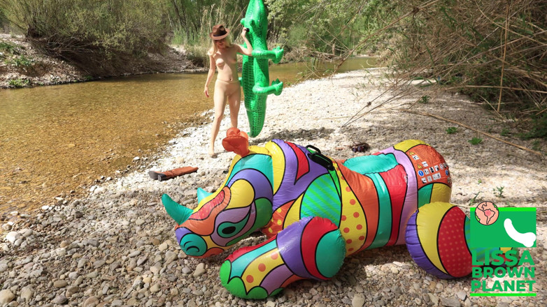 Lissa Brown: Exploratorul gonflabil wildlife sosește la site-ul gonflabil; E foarte periculos!