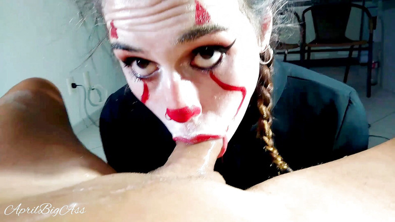 April BigAss: Gargară cu înghițire de spermă de Halloween