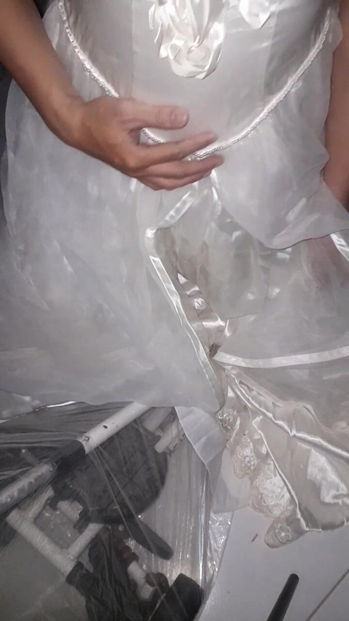 Naomisinka: Xuất tinh trên satin váy cưới
